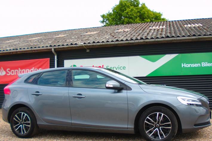 Grå Volvo V40 fra 2019