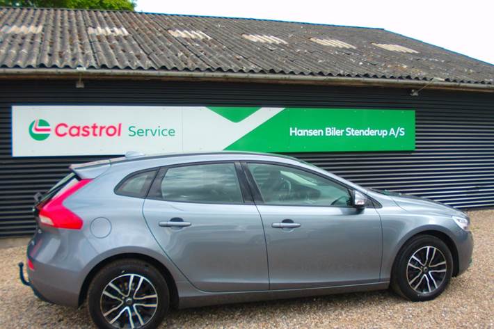 Grå Volvo V40 fra 2019
