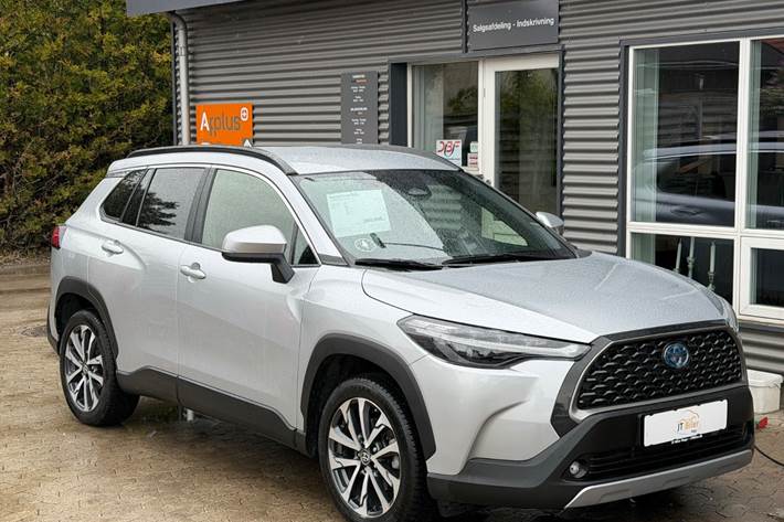 Sølv Toyota Corolla Cross fra 2023 set udefra