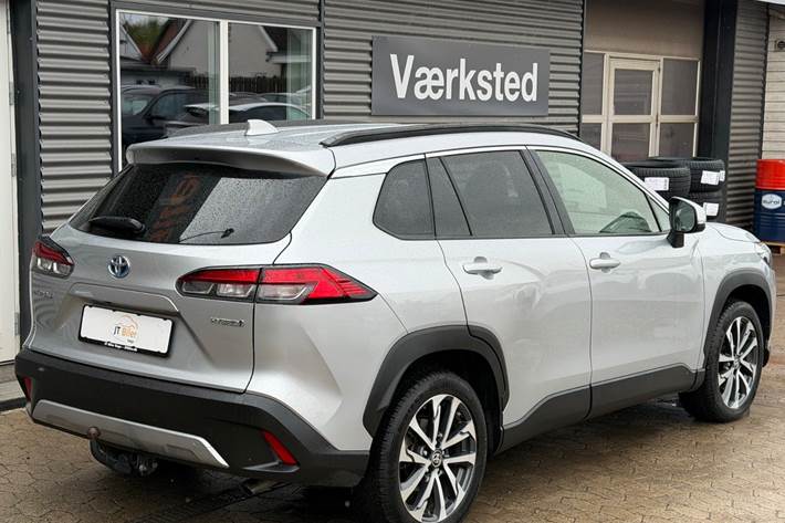 Sølv Toyota Corolla Cross fra 2023