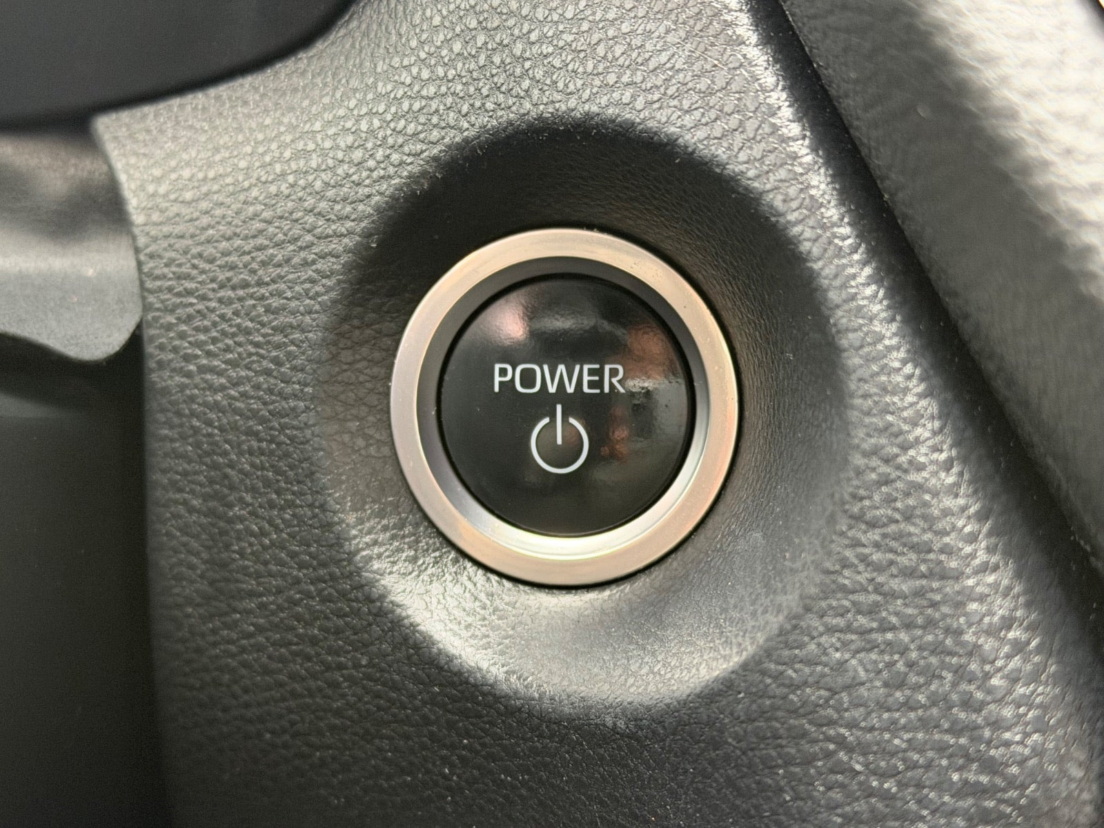Sølv Toyota Corolla Cross fra 2023
