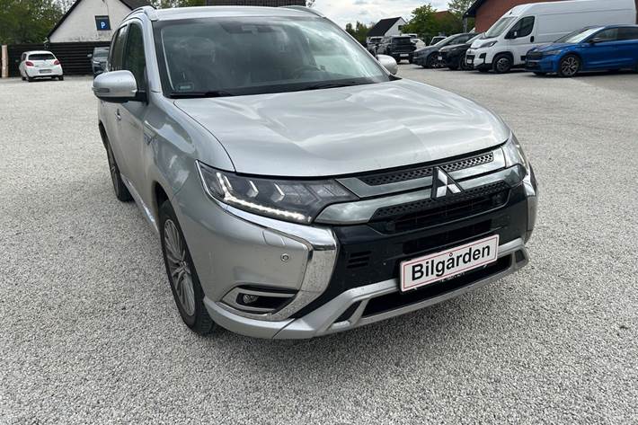 Sølv Mitsubishi Outlander fra 2020