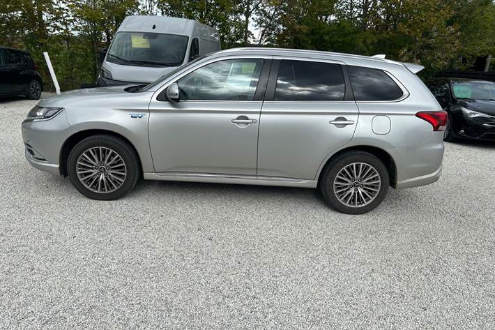 Sølv Mitsubishi Outlander fra 2020
