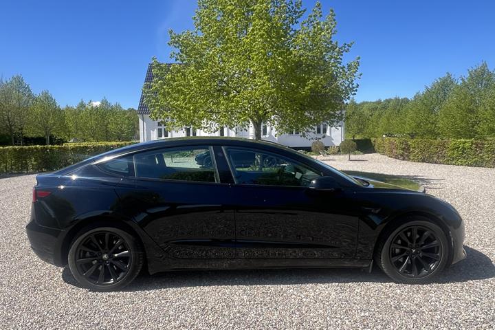 Sort Tesla Model 3 fra 2021
