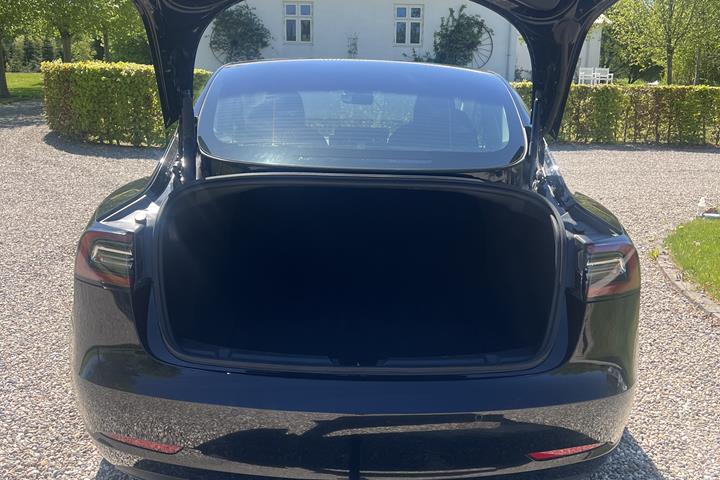 Sort Tesla Model 3 fra 2021