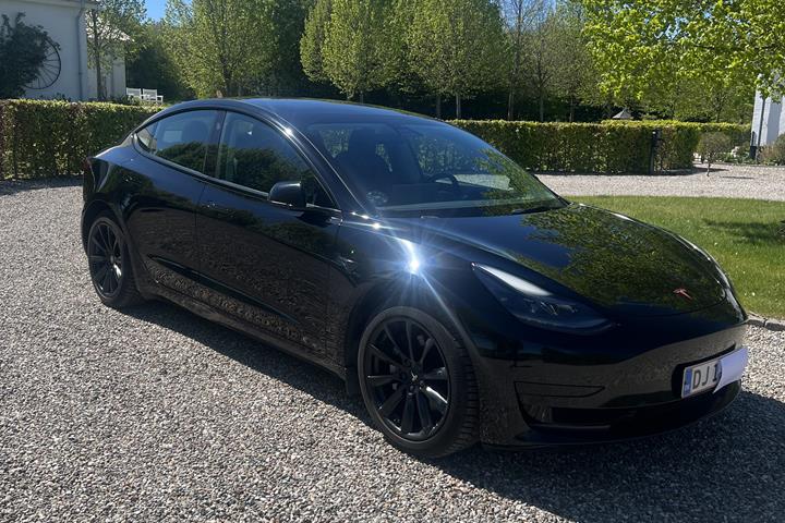 Sort Tesla Model 3 fra 2021