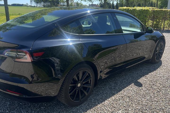 Sort Tesla Model 3 fra 2021
