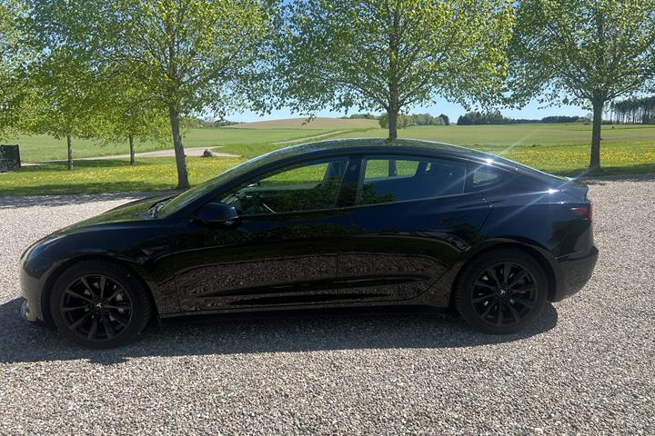 Sort Tesla Model 3 fra 2021