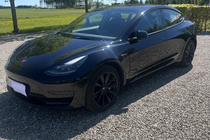 Sort Tesla Model 3 fra 2021