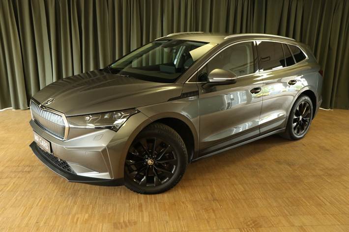 Grå Skoda Enyaq fra 2023 set udefra