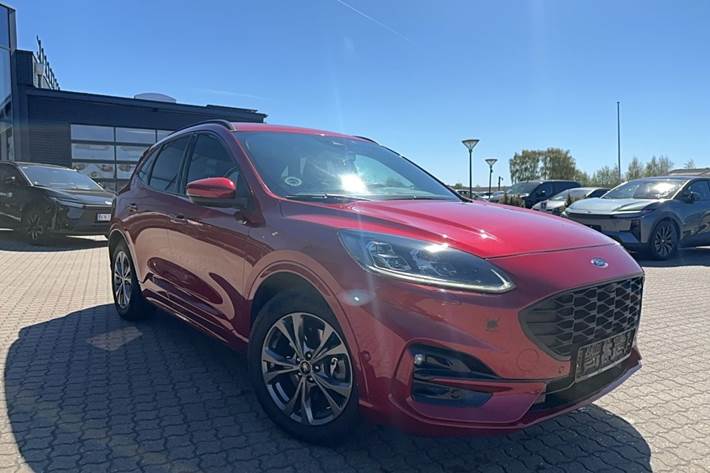 Rød Ford Kuga fra 2020