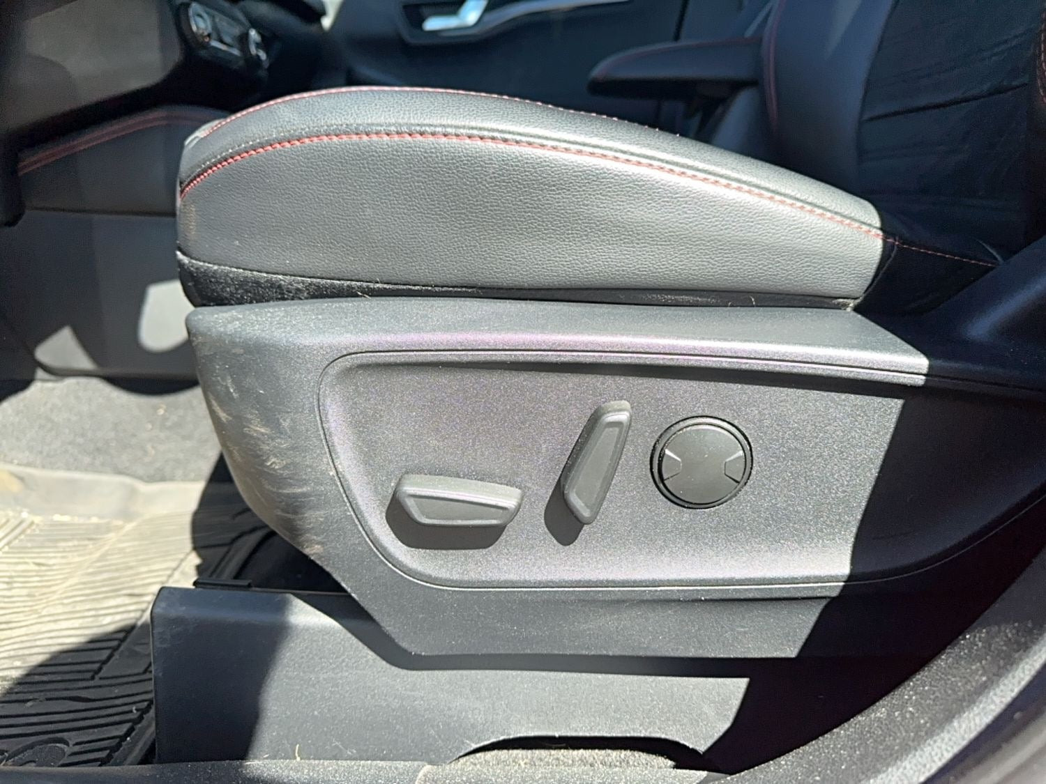 Rød Ford Kuga fra 2020