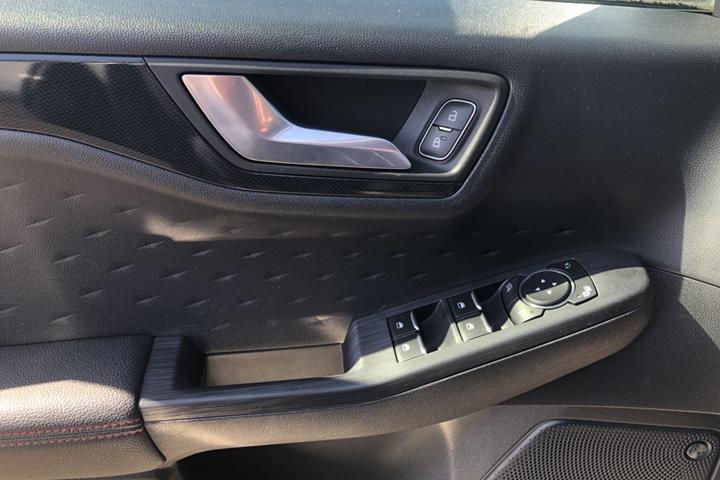 Grå Ford Kuga fra 2020