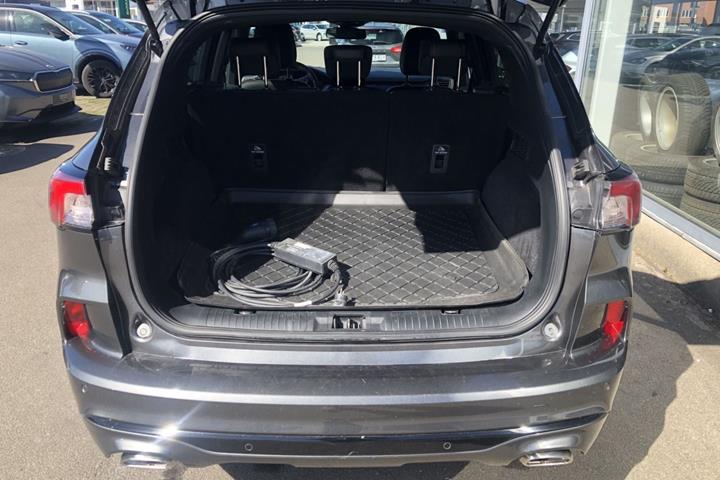 Grå Ford Kuga fra 2020