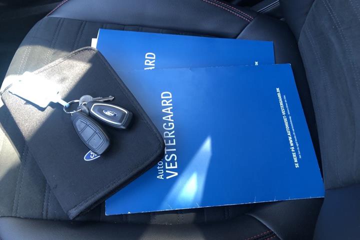 Grå Ford Kuga fra 2020