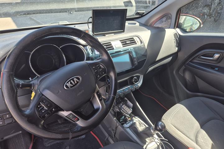Rød Kia Rio fra 2015