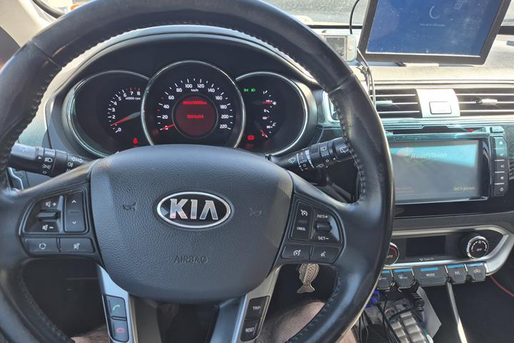 Rød Kia Rio fra 2015