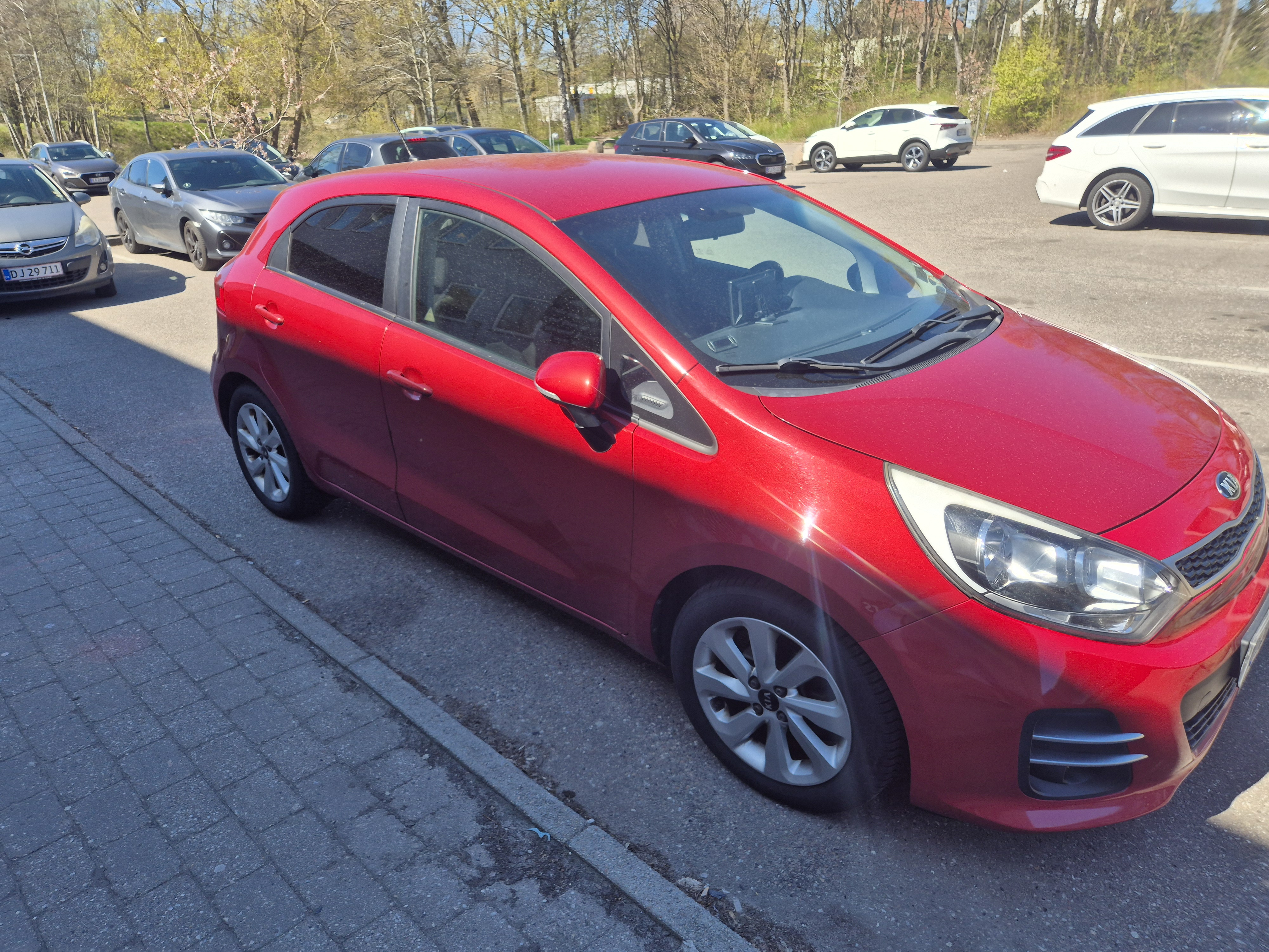 Rød Kia Rio fra 2015
