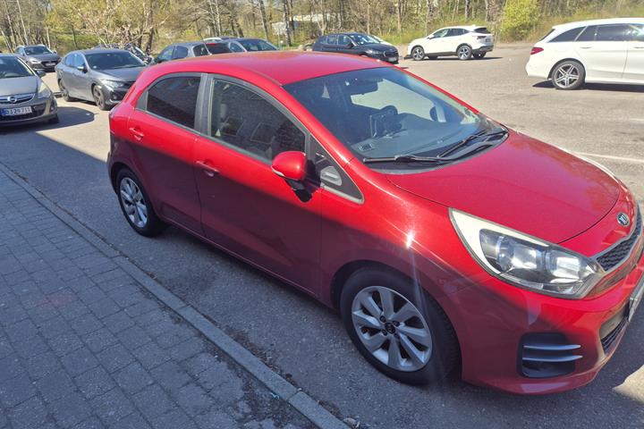 Rød Kia Rio fra 2015