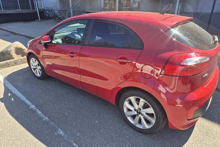 Rød Kia Rio fra 2015