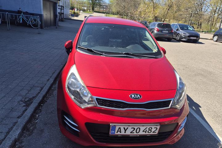 Rød Kia Rio fra 2015