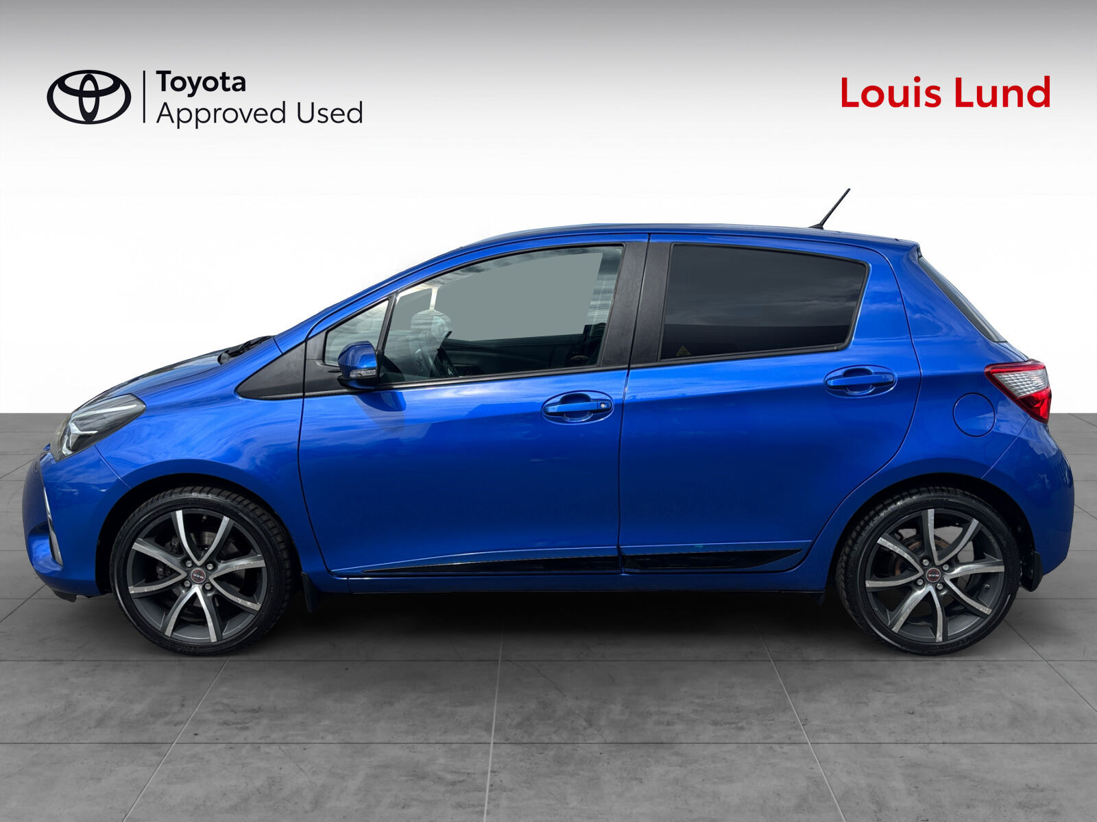 Blå Toyota Yaris fra 2020