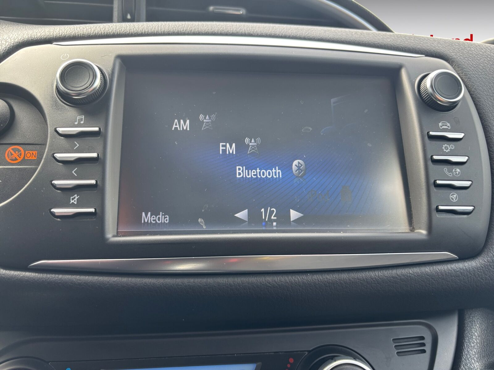 Blå Toyota Yaris fra 2020