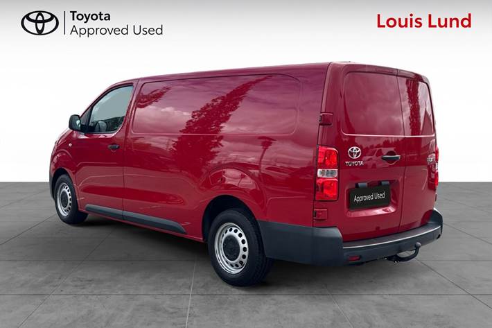Rød Toyota ProAce fra 2023