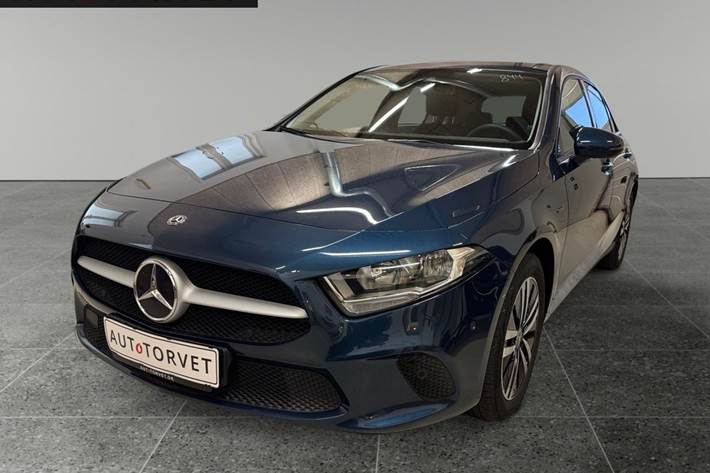 Blå Mercedes A250 e fra 2020