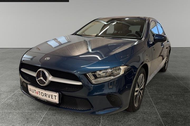 Blå Mercedes A250 e fra 2020 set udefra