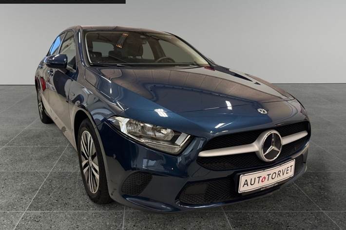 Blå Mercedes A250 e fra 2020