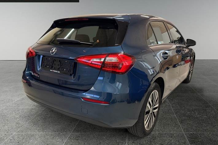 Blå Mercedes A250 e fra 2020