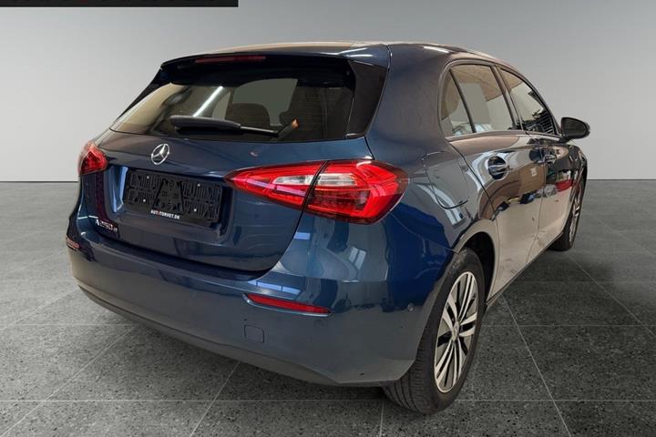 Blå Mercedes A250 e fra 2020