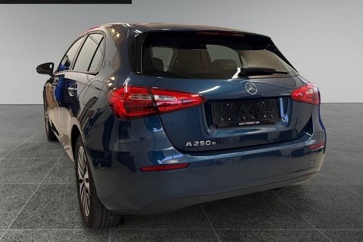 Blå Mercedes A250 e fra 2020