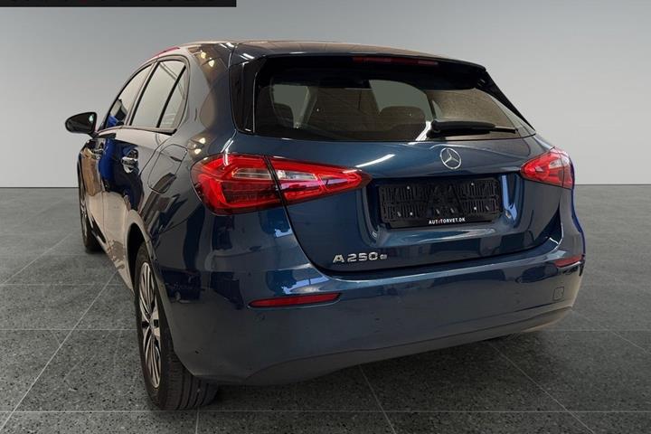 Blå Mercedes A250 e fra 2020
