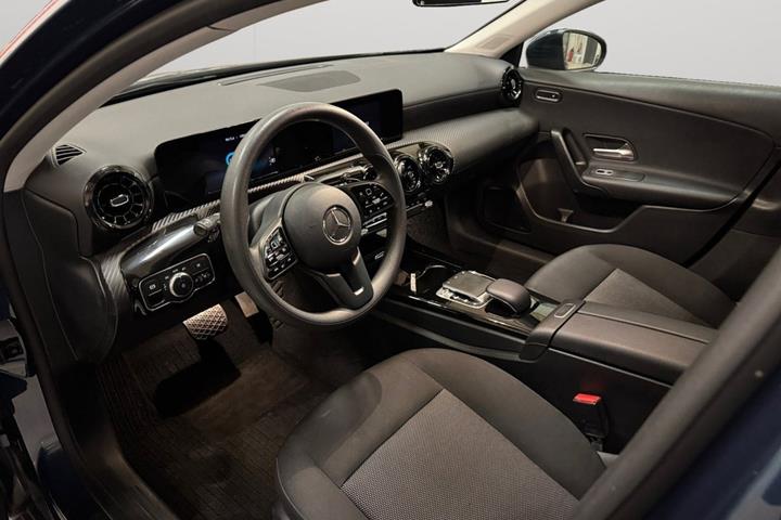 Blå Mercedes A250 e fra 2020