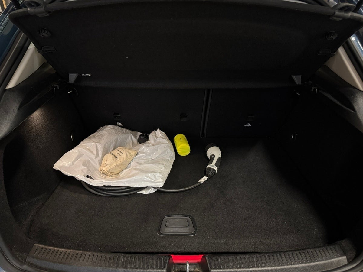 Blå Mercedes A250 e fra 2020