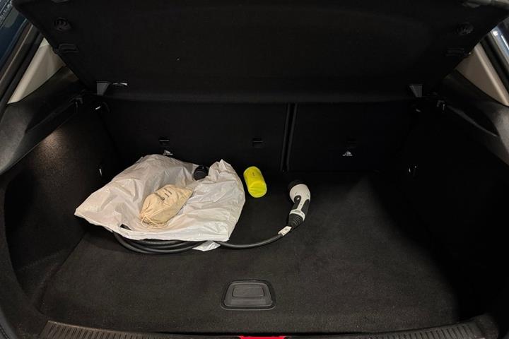Blå Mercedes A250 e fra 2020