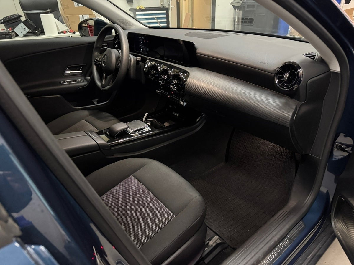 Blå Mercedes A250 e fra 2020
