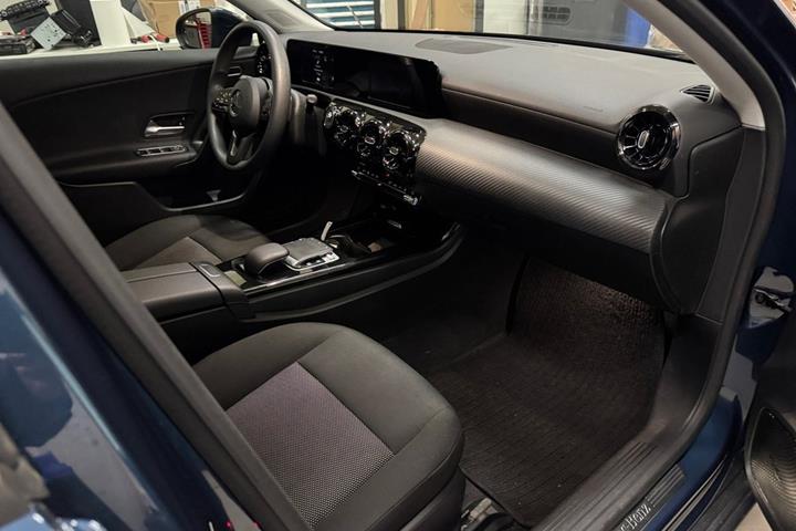 Blå Mercedes A250 e fra 2020
