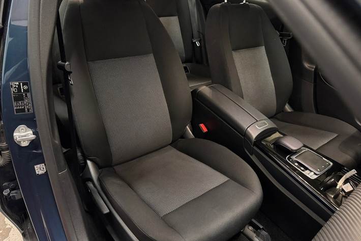 Blå Mercedes A250 e fra 2020