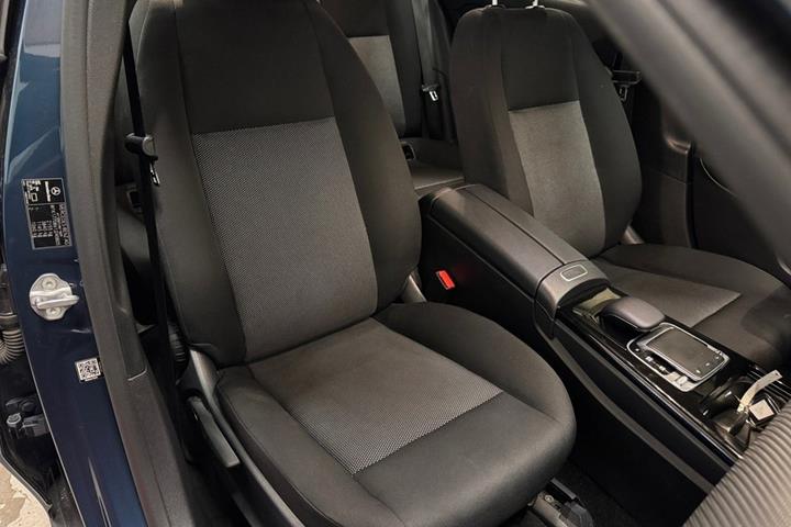 Blå Mercedes A250 e fra 2020