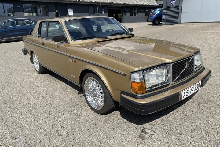 Gul Volvo 262 fra 1979 set udefra