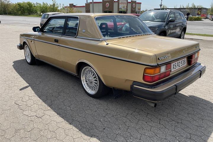 Gul Volvo 262 fra 1979 set udefra