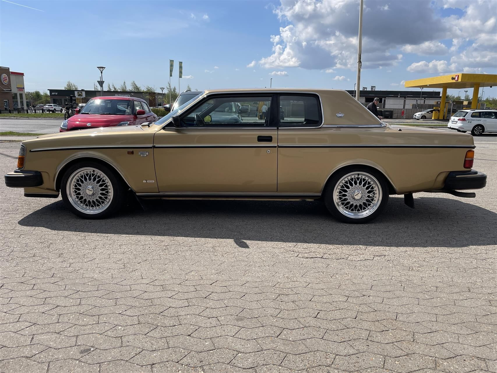 Gul Volvo 262 fra 1979 set udefra