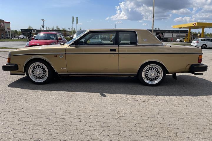 Gul Volvo 262 fra 1979 set udefra