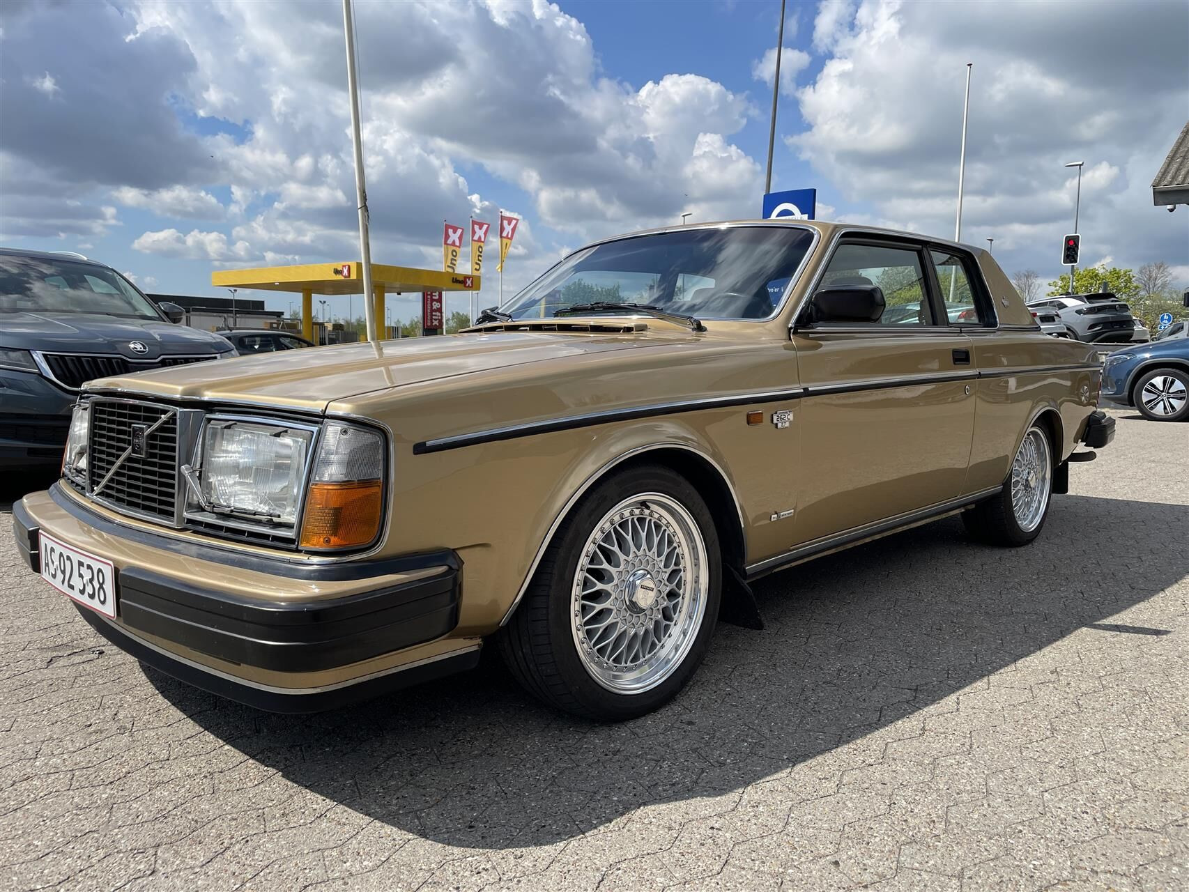 Gul Volvo 262 fra 1979 set udefra