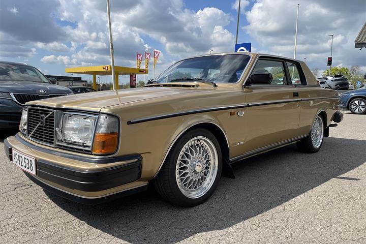 Gul Volvo 262 fra 1979 set udefra