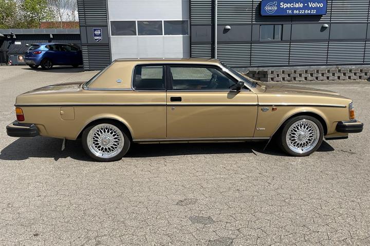 Gul Volvo 262 fra 1979 set udefra