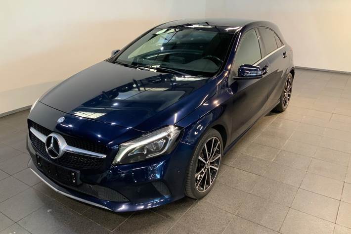 Blå Mercedes A200 d fra 2017 set udefra